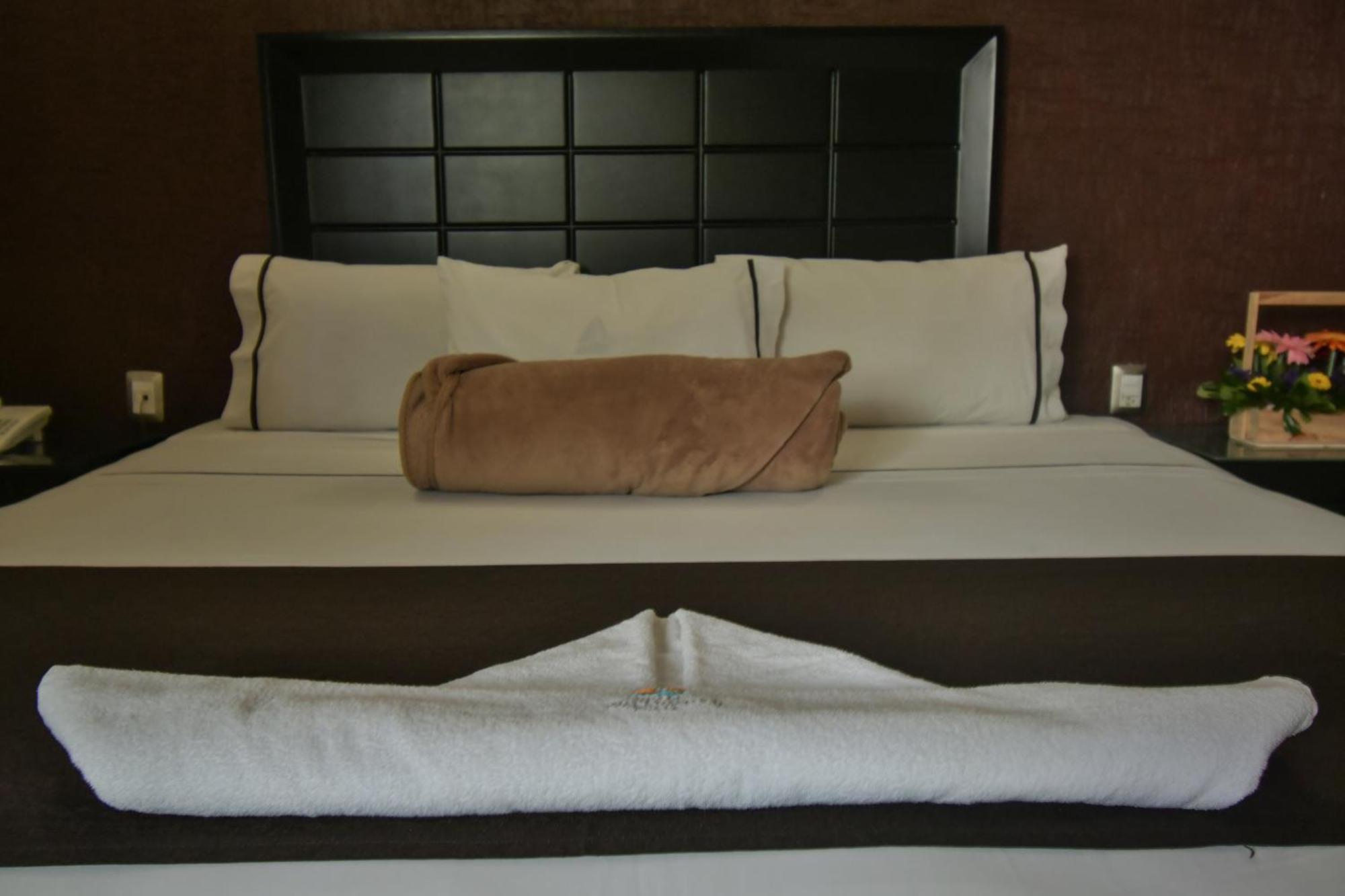 Hotel Portonovo Plaza Centro غوادالاجارا المظهر الخارجي الصورة