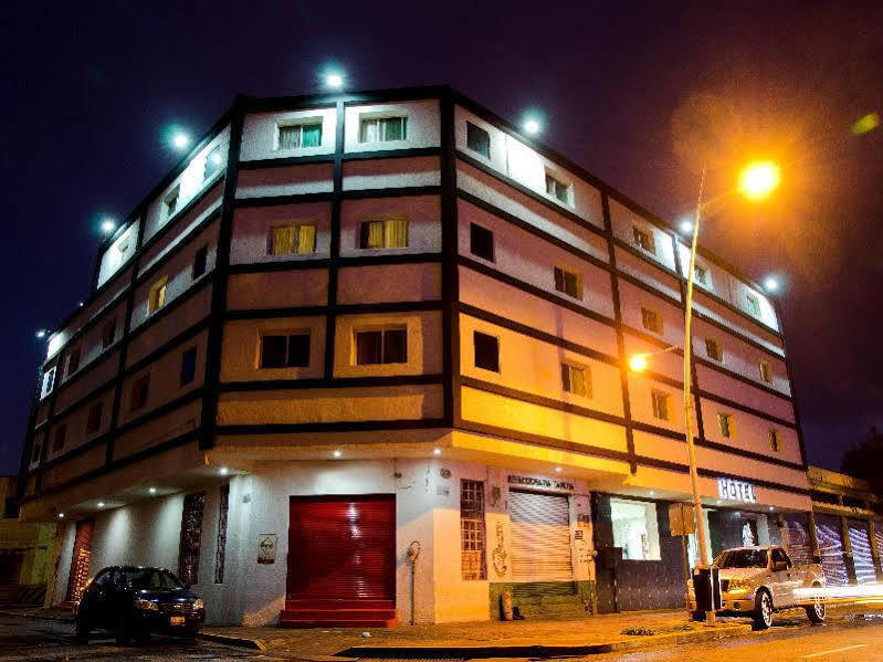 Hotel Portonovo Plaza Centro غوادالاجارا المظهر الخارجي الصورة